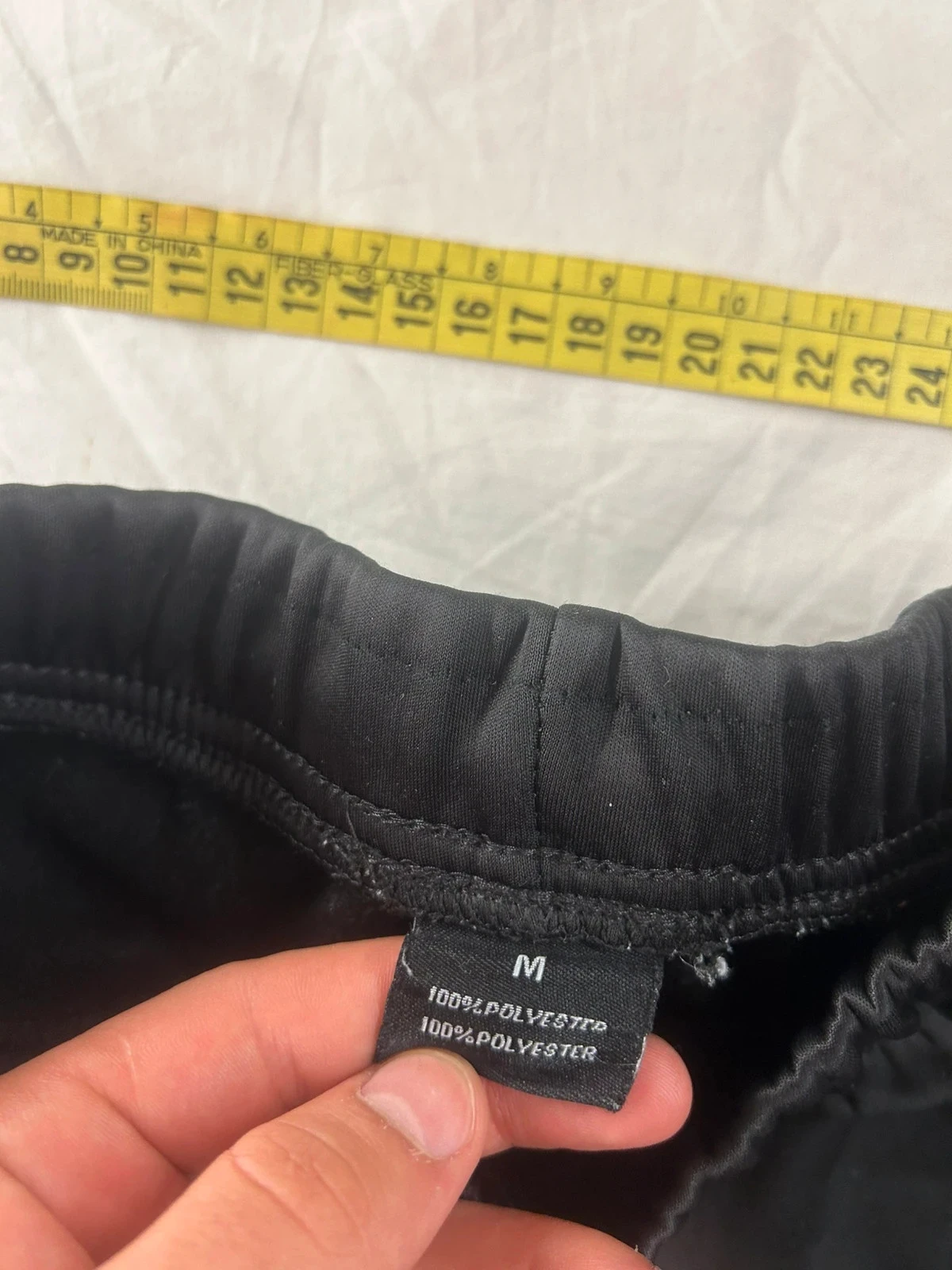Zwarte joggingbroek met rode strepen maat M – photo 6